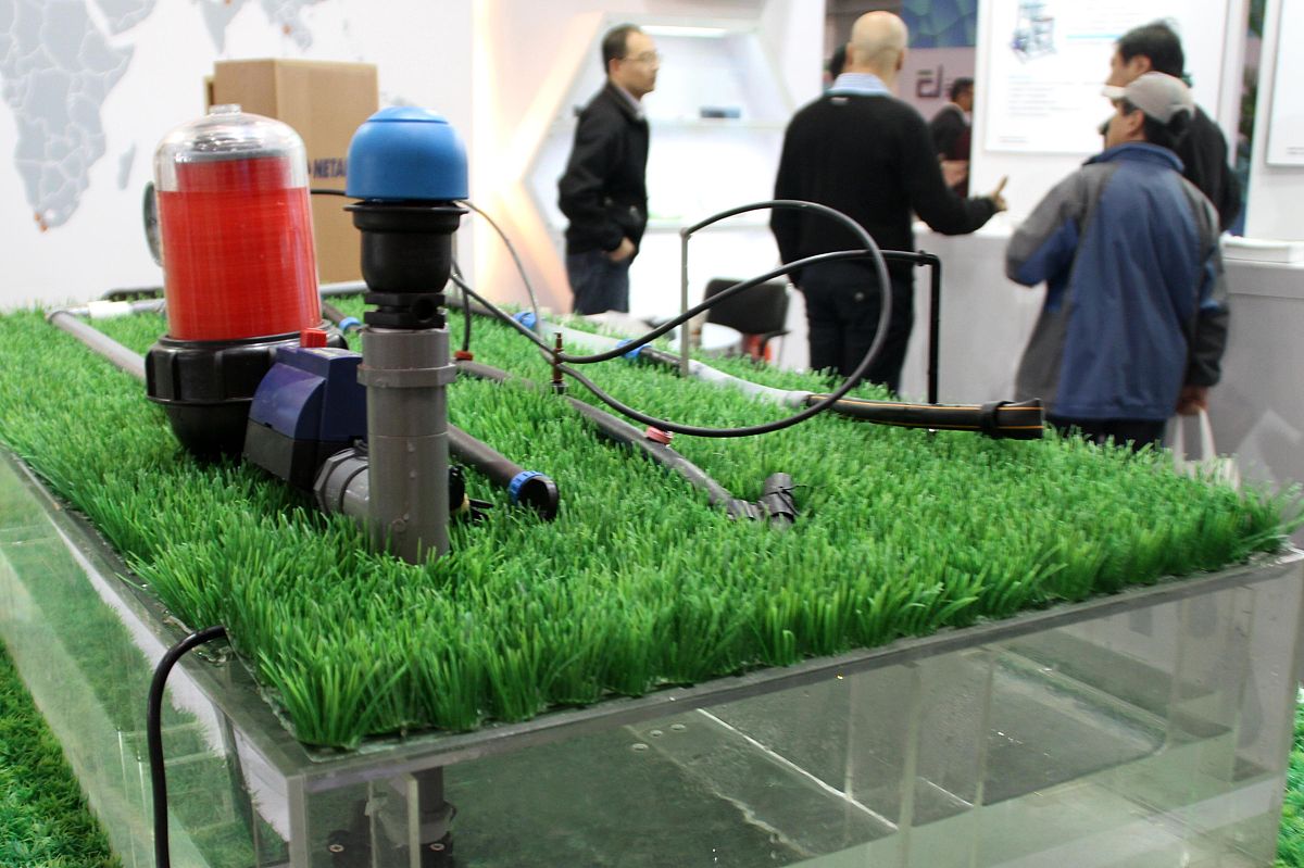 水肥一体化精密灌溉施肥技术是一种集施肥与灌溉于一体的新型精准农业技术。将固体肥料和液肥混合均匀、准确地施入作物根系土壤中。有效地控制了灌水量和施肥量，提高了水肥利用效率。修改成水气一体化