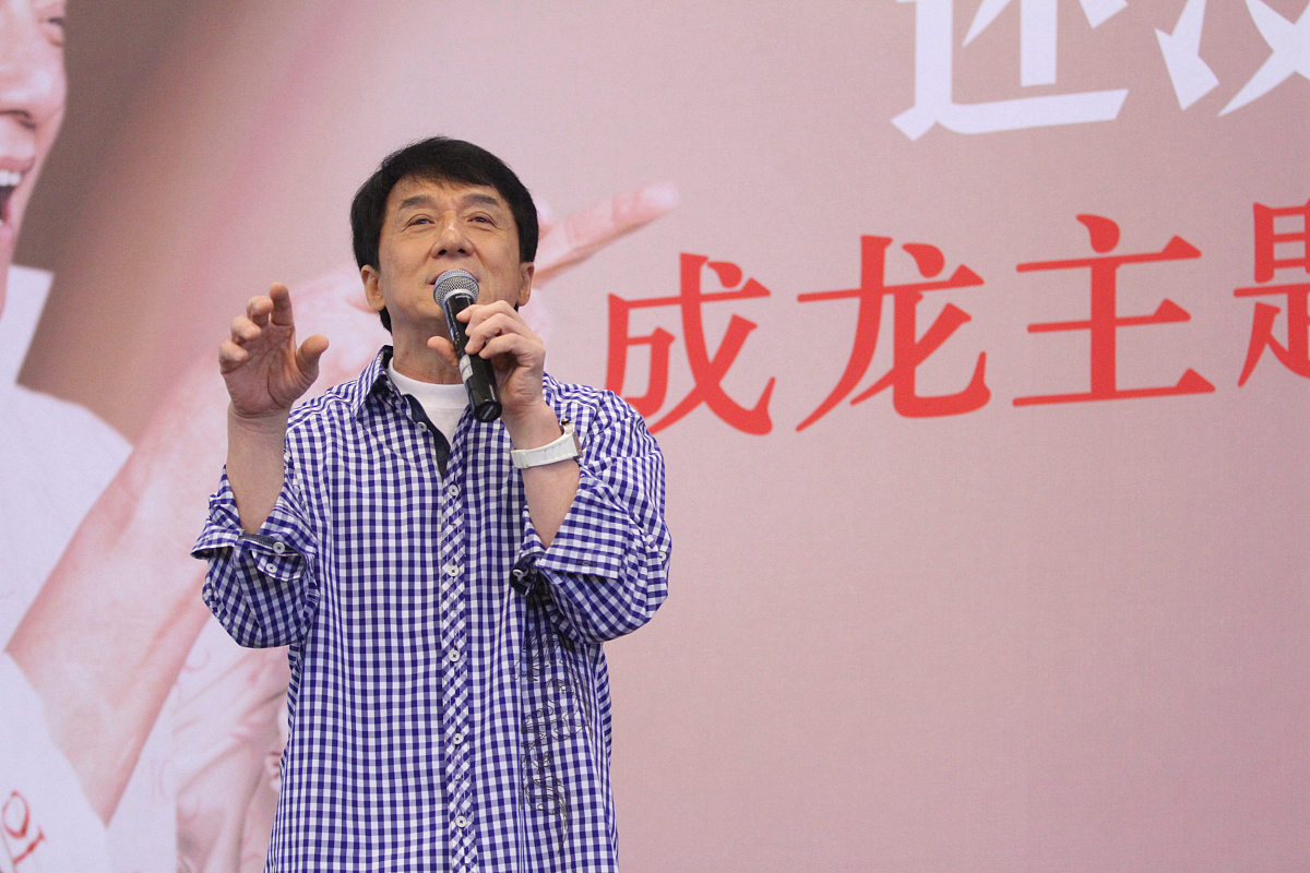 2015年4月7日,北京,国际影星成龙自传新书《成龙:还没长大就老了》在