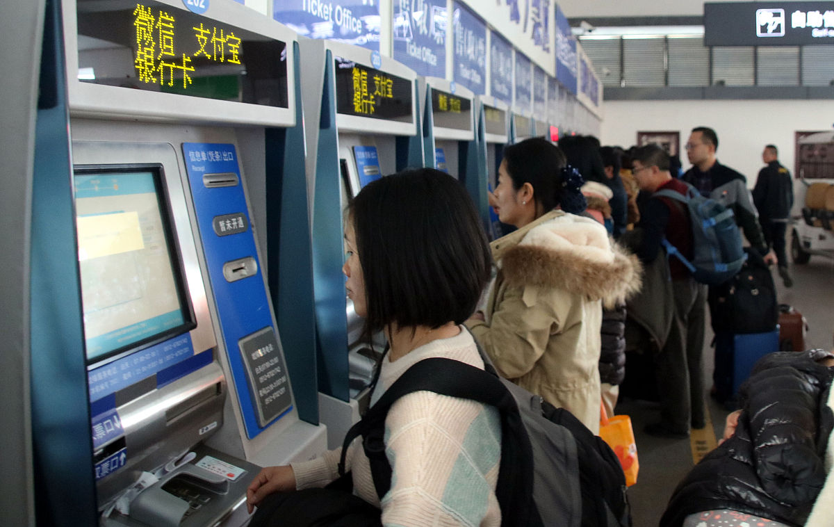 写20条简短的微博体评论：车票秒光！国庆假期铁路日均客流量预计约为春运两倍中秋国庆假期日渐临近假期预计发送旅客19亿人次。国铁集团预计中秋国庆假日期间铁路日均客流量将接近1600万人次约为春运期间日均客流量的两倍。12306系统访问量近日达到了532亿次相当于平均每秒钟有616万多人在刷票。根据目前车票预售情况9月28日到30日上海前往武汉、西安、长沙深圳前往长沙、厦门北京前往郑州、武汉等方向的车