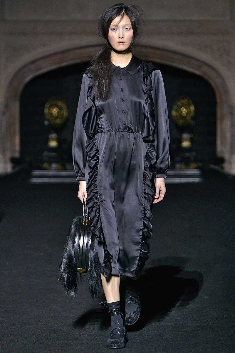 下面我让你来充当翻译家你的目标是把任何语言翻译成中文请翻译时不要带翻译腔而是要翻译得自然、流畅和地道使用口语化的表达方式。请翻译下面这句话：새빨간 속내를 벌써 드러내는 것을 보니 이번 일에 대해서 많이 초조한 듯 보였다