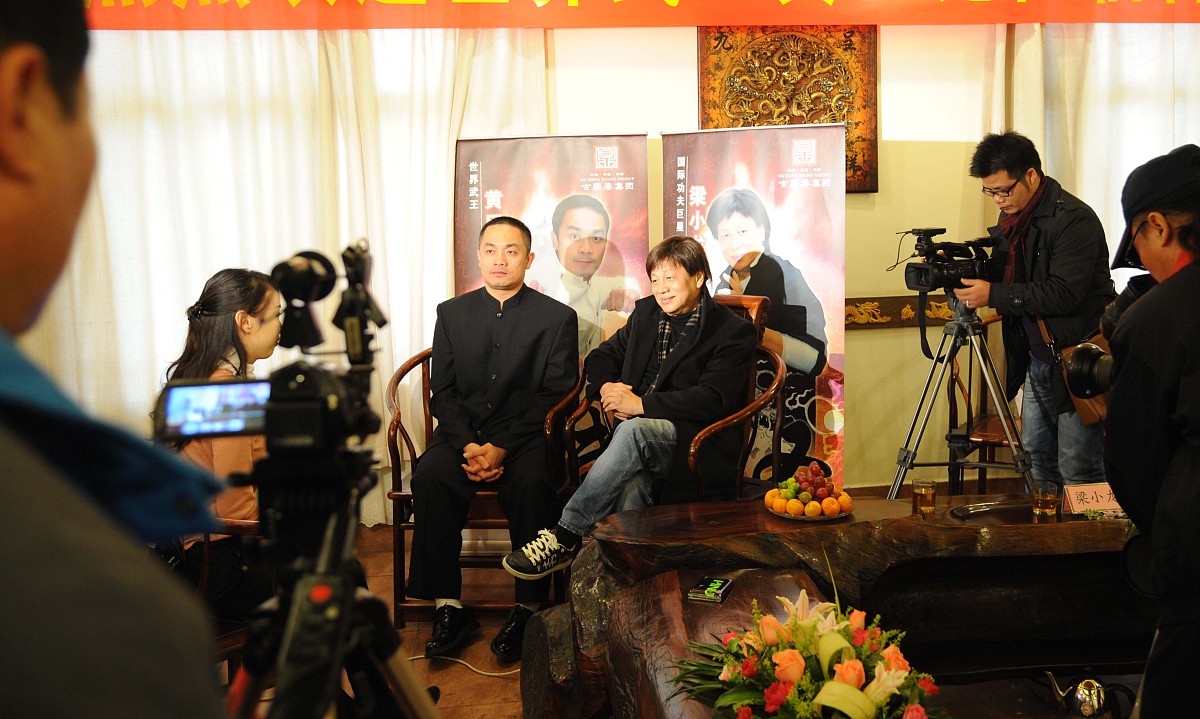 2012年12月28日,广西壮族自治区南宁市,功夫明星梁小龙接受采访.***_*