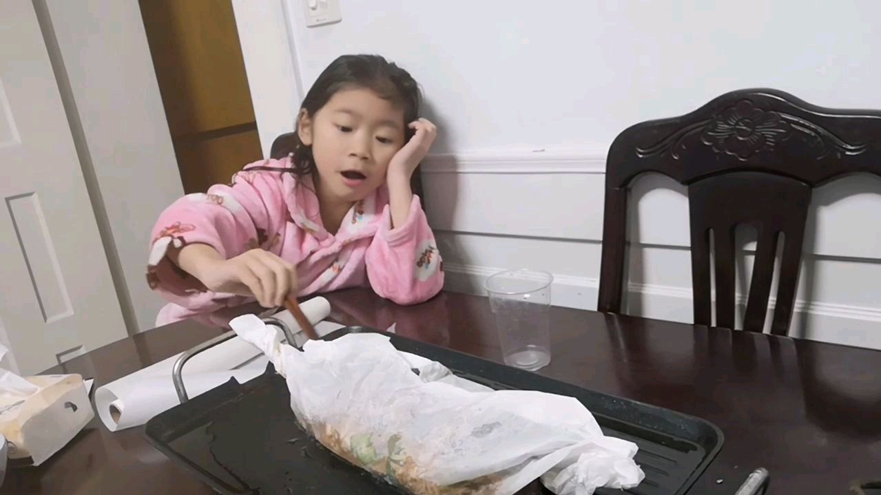 坑娃的妈:第一次做纸包鱼,女儿第一个试吃,大喊:不要,为啥