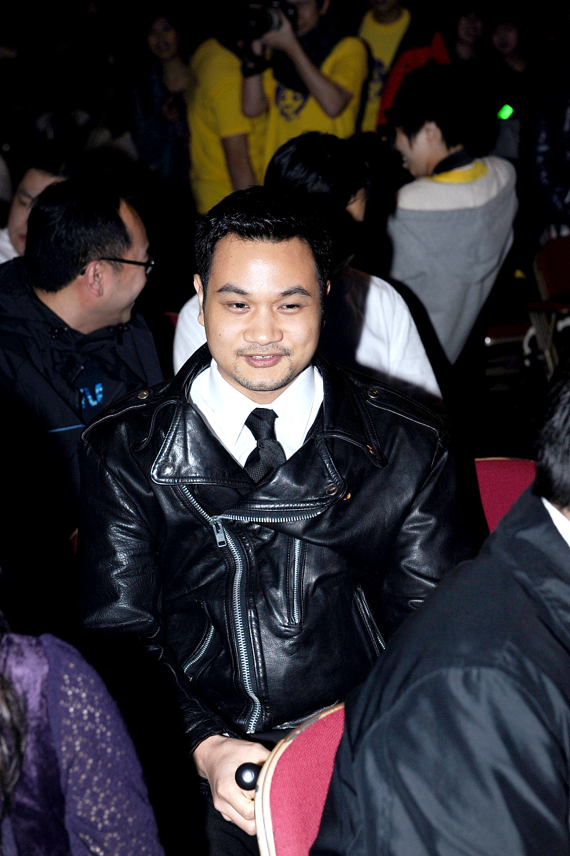 写一部穿越小说取名字以及写个100章的目录