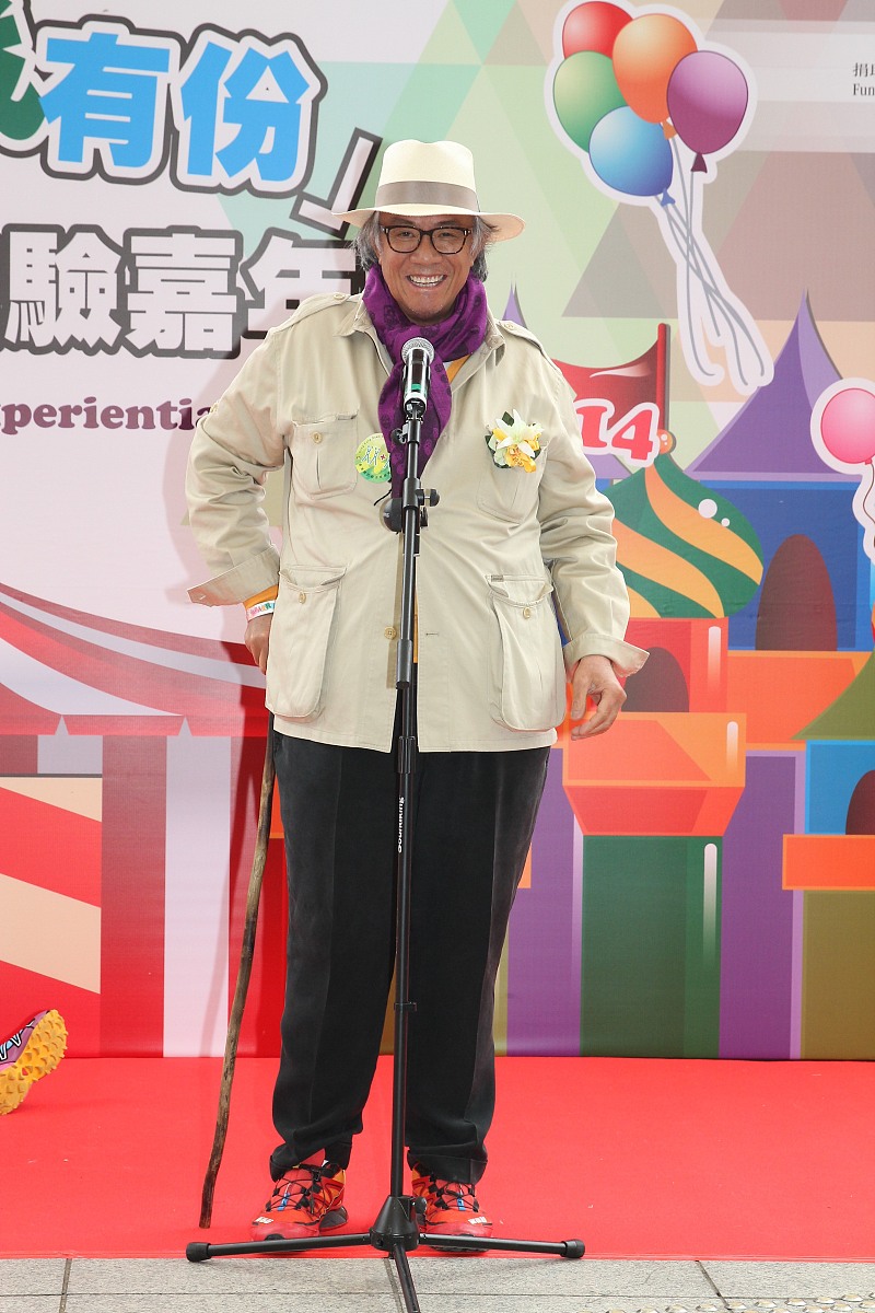 我是大学生请你写以如何扣好人生的第一颗扣子为主题的文章。 请你以一篇成品文章的方式说出来尽量使用书面语