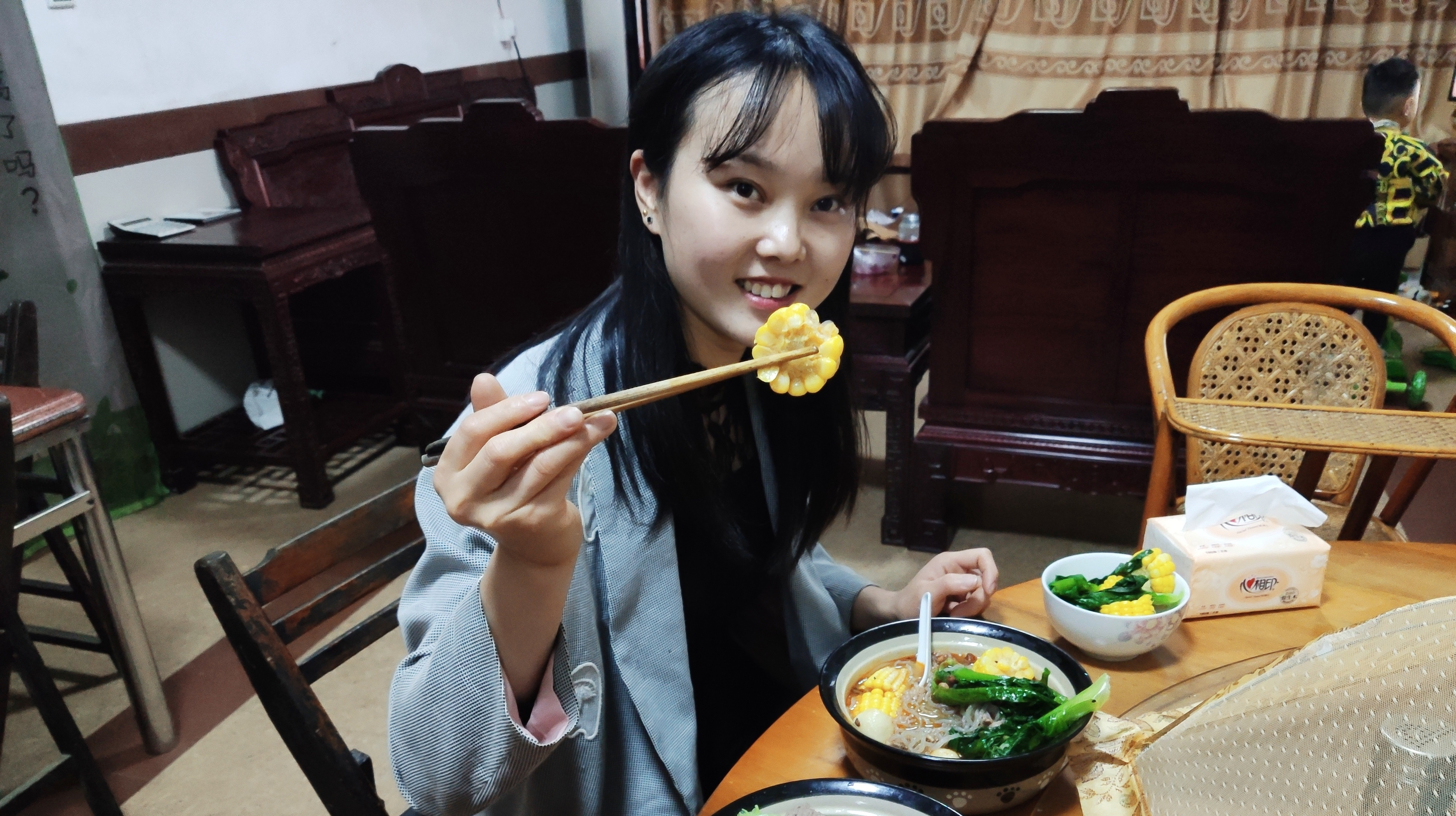 漂亮媳妇儿在家自己制作酸辣粉,一起来看看做的怎么样吧!