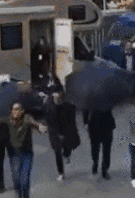 熱巴走路內八，楊冪駝背嚴重，盤點那些儀態有問題的明星