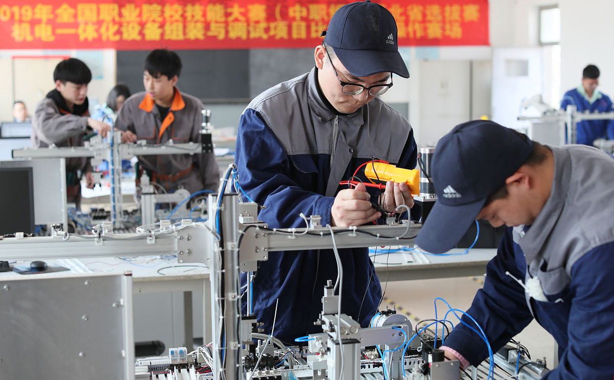 保定万维科技技工学校汽修专业：学汽修，就来万维！