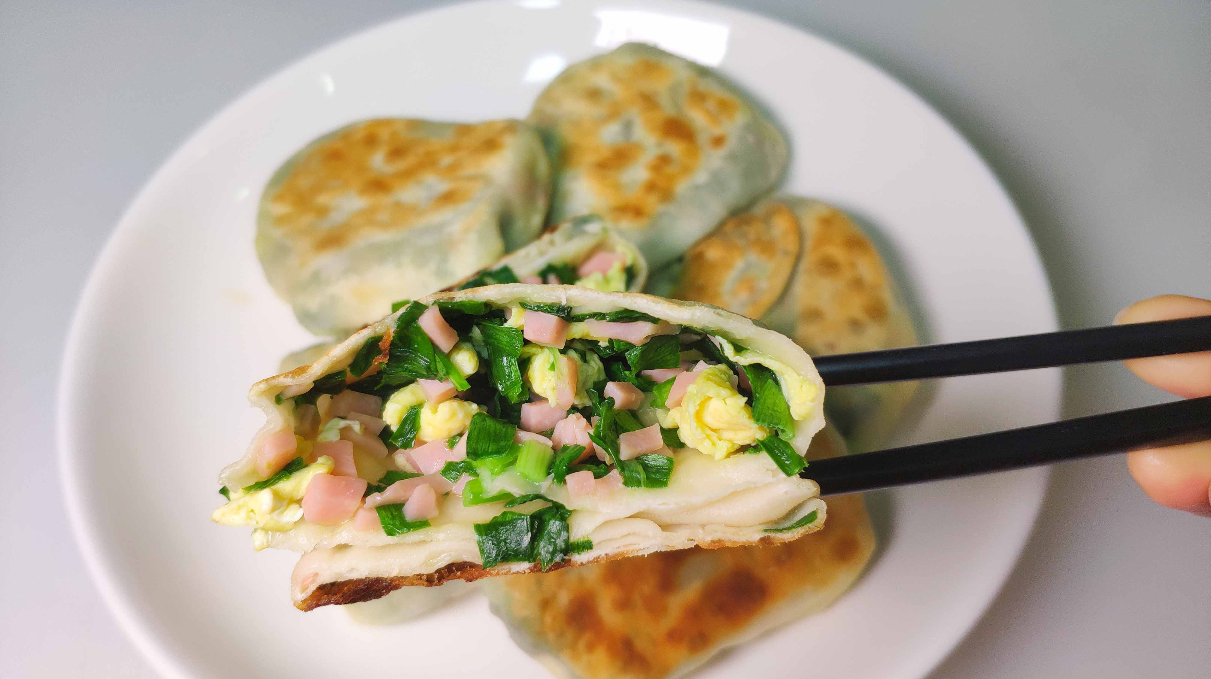 韭菜馅饼好吃有诀窍,学会这一招,皮薄馅大倍香