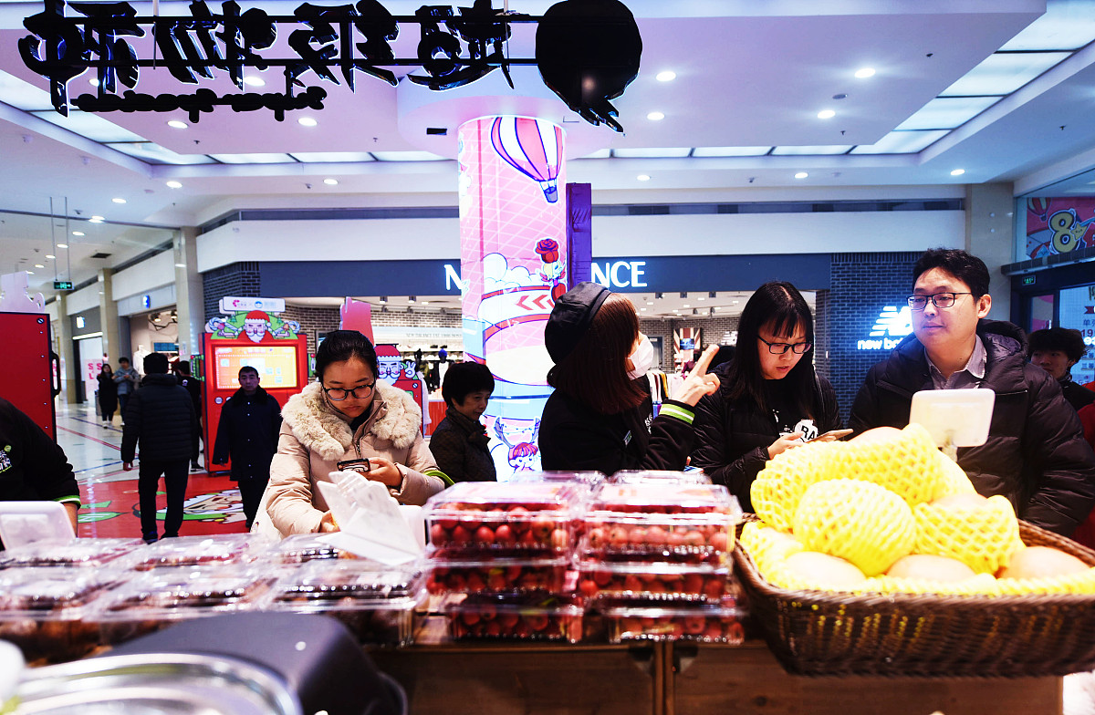 ***_***2017年12月16日,顾客在超级物种杭州首家门店选购商品.