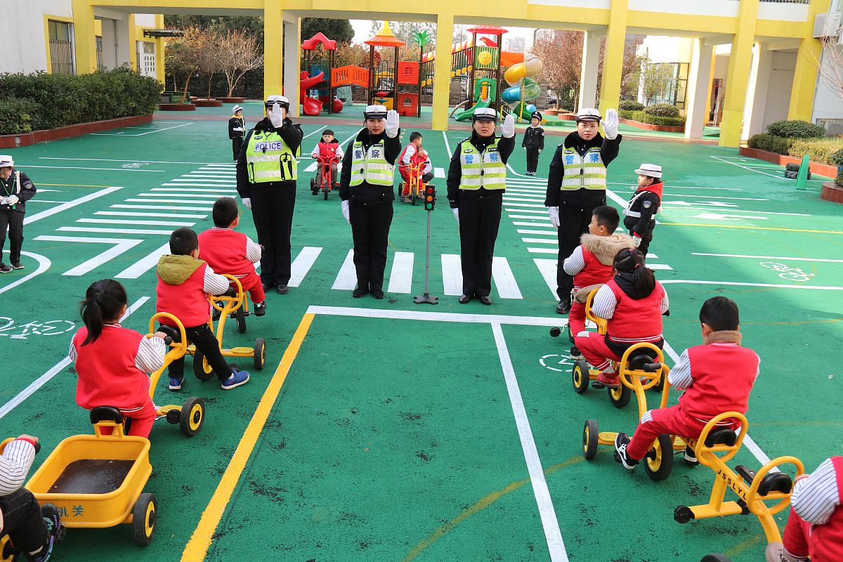 孩子7岁 如何让他独自在小区活动？没有家人陪着的情况下小孩应该注意什么？