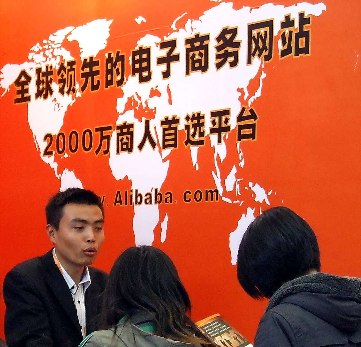 直播电商发展势头强劲，成为消费升级、品牌转型、流量变现的重要手段