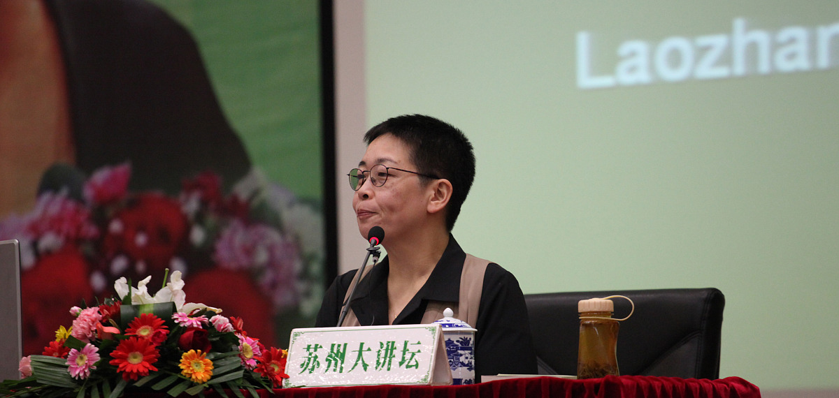 2012年3月24日,江苏苏州,央视主持人张越与苏州市民共同探讨"我们为什