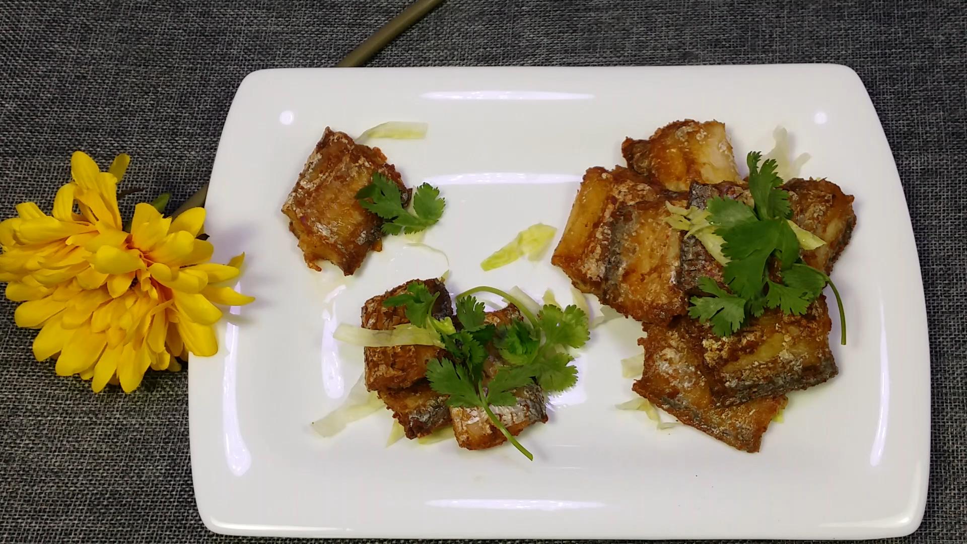 2分钟学会煎带鱼,香气扑鼻!一点腥味都没有哦