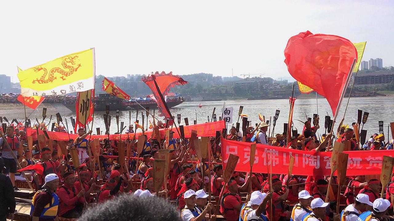 [图]2019年湖南沅陵龙舟赛拉开序幕，几十只龙船激烈角逐，现场太壮观