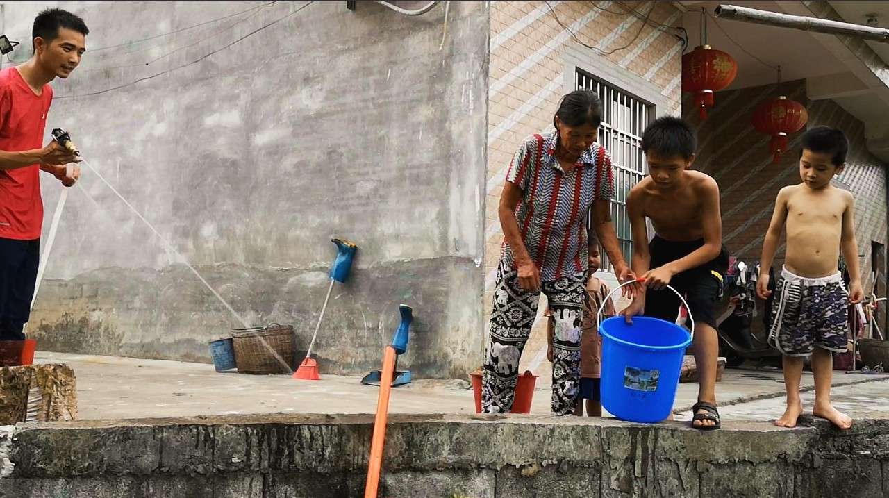 阿东捡了啥宝贝回来,一家大小来帮忙,鸭子根本问题解决了