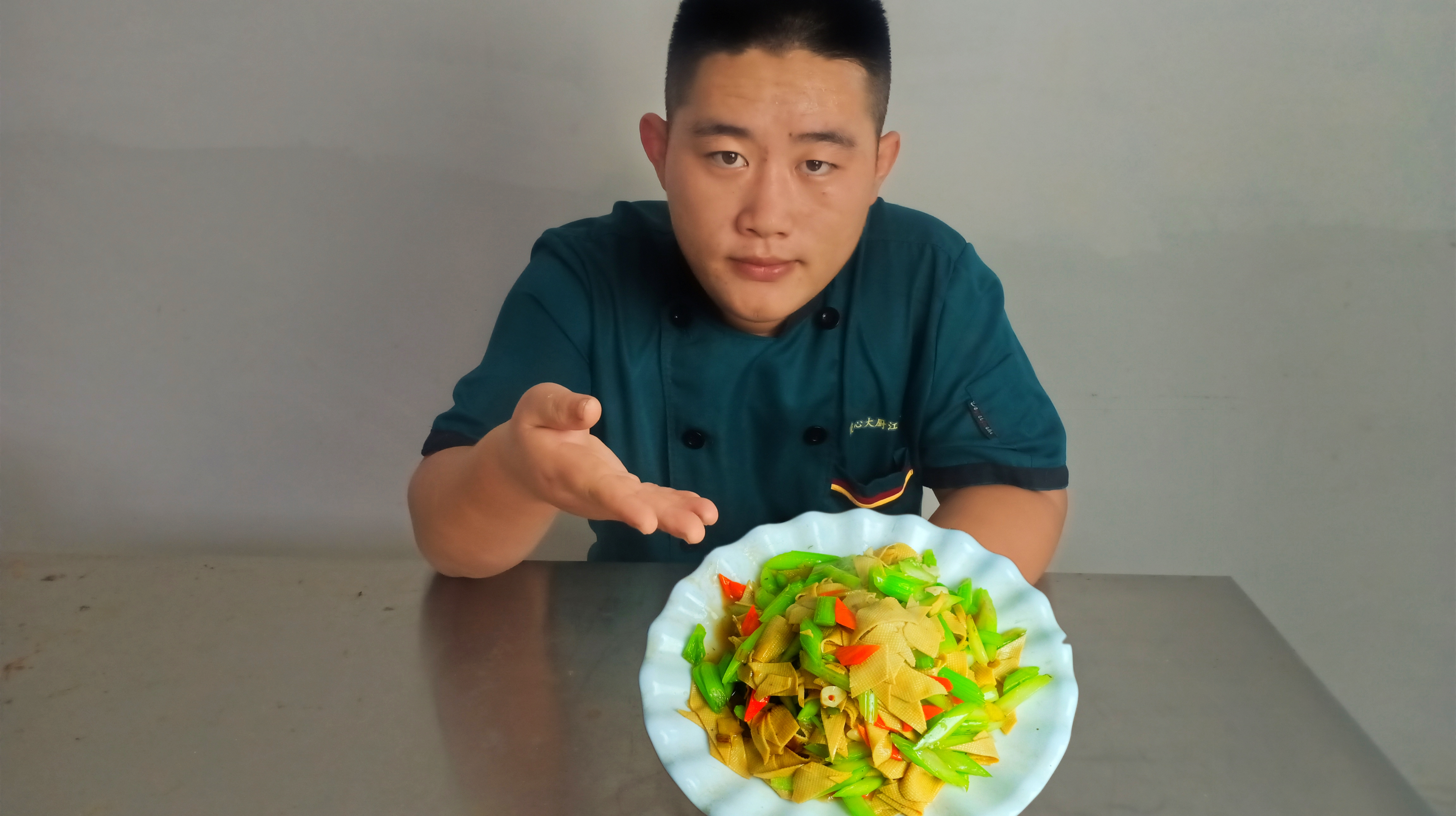 芹菜加豆皮火了,看大厨是怎样做的?原来操作这么简单,一看就会