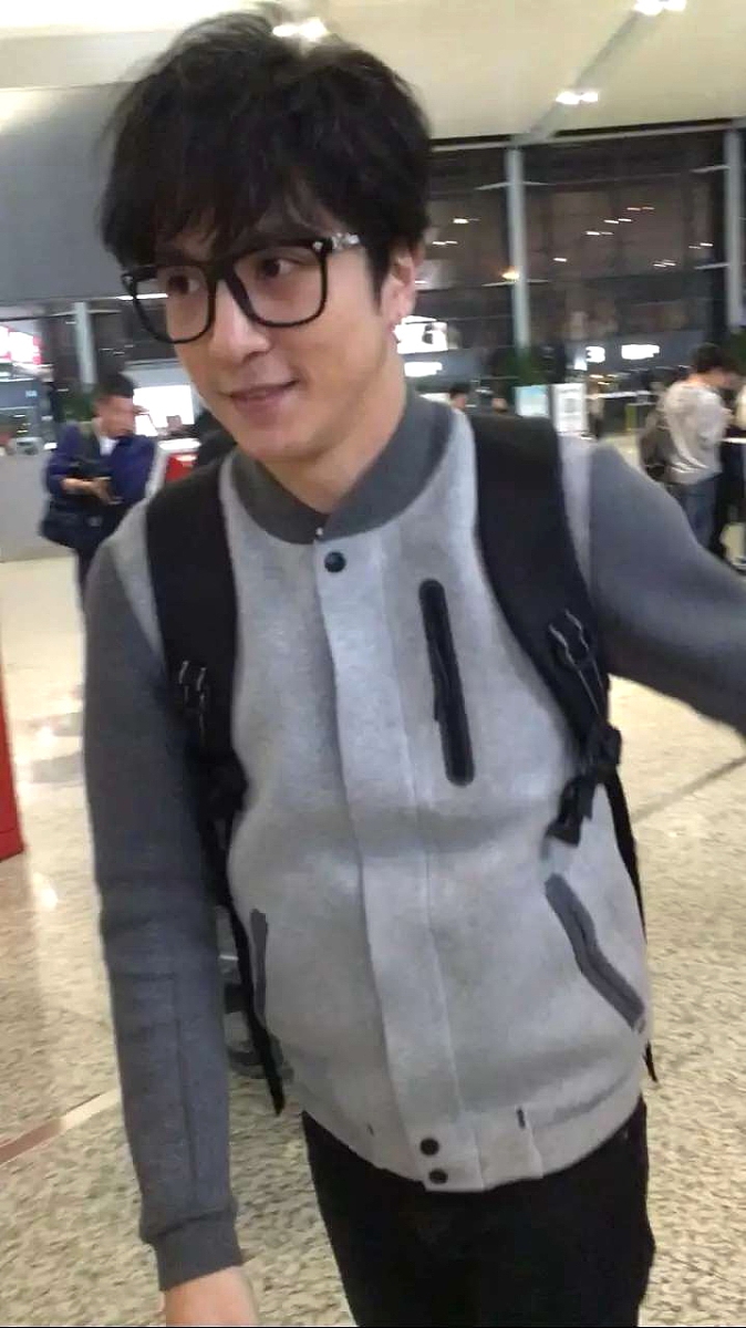 你好老板我眼瞎了你用文字形容一下薛之谦长什么样子