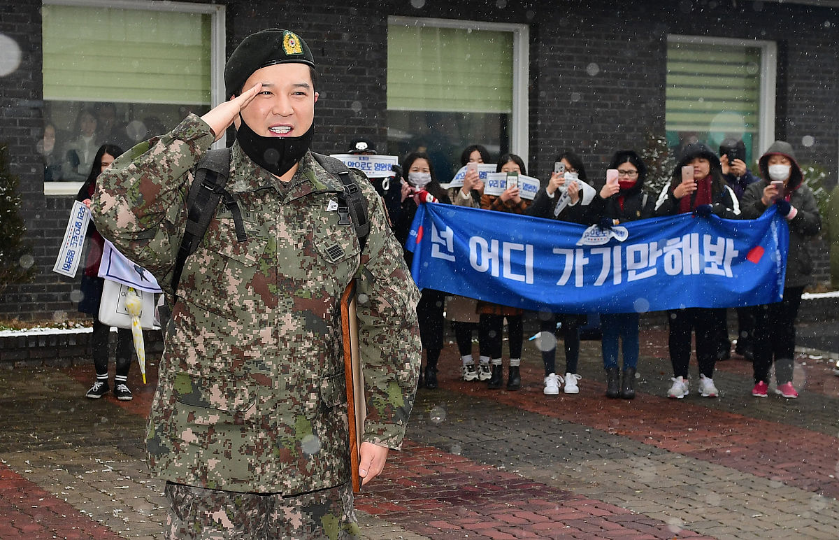 2016年12月23日,首尔,superjunior成员神童顺利圆满现役退伍.***_***