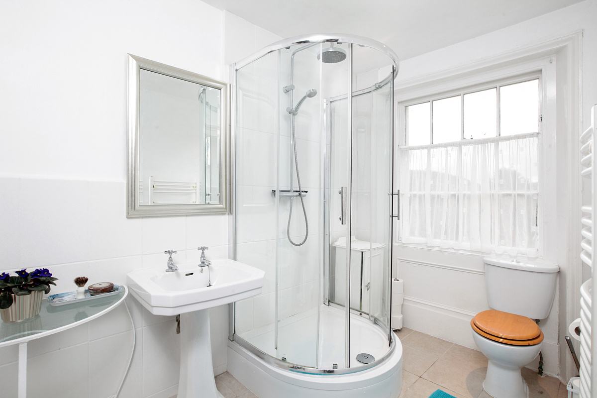 教职工例会的会议记录800字会议名称：时间：地点：主持人：出席者：列席者：记录：讨论议题：1 2xxx报告现状：讨论发言：领导1：领导2：领导3：领导4：领导5：领导6：与会人员经过充分讨论、协商一致决定：12散会。