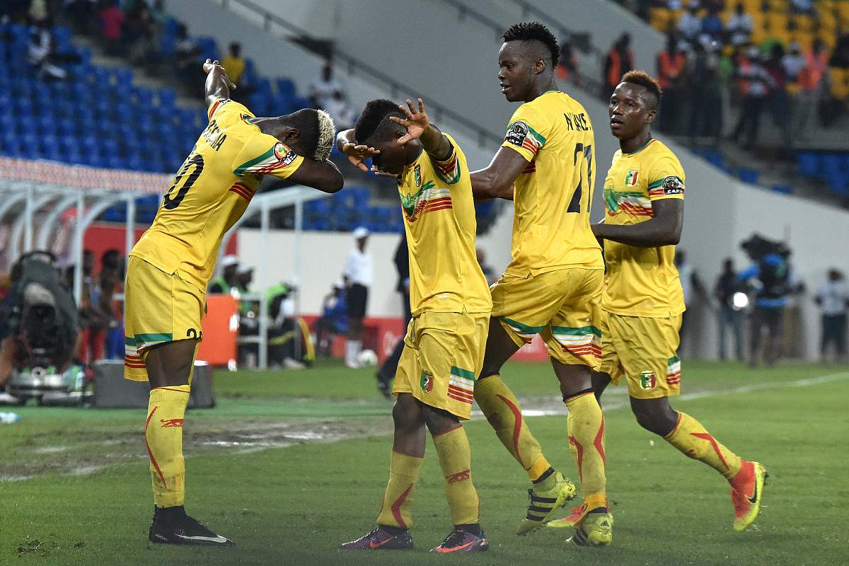 topshot - ma<strong>l</strong>i's midfielder yves bissouma (l) celebrates with