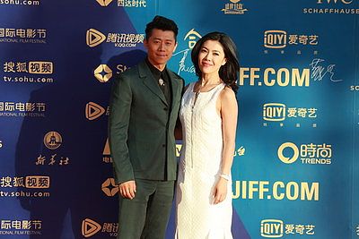 按照以下内容重新写一篇故事传记风格为金庸写法的幽默风趣内容中包含对话、人物的心理描写加上一个反转的题目题目为七言绝句形式3月27日据台湾媒体报道此前大S跟汪小菲的生活费案件终于有了进展法院宣布了一审结果透露汪小菲败诉、大S胜诉消息一出引起不少网友围观热议。法院已经裁定允许大S提供汪小菲的账号方便后续下发扣押命令进行执行。将获750万生活费汪小菲败诉后熬夜直播显颓废。在理想孩子数方面585的人理想孩