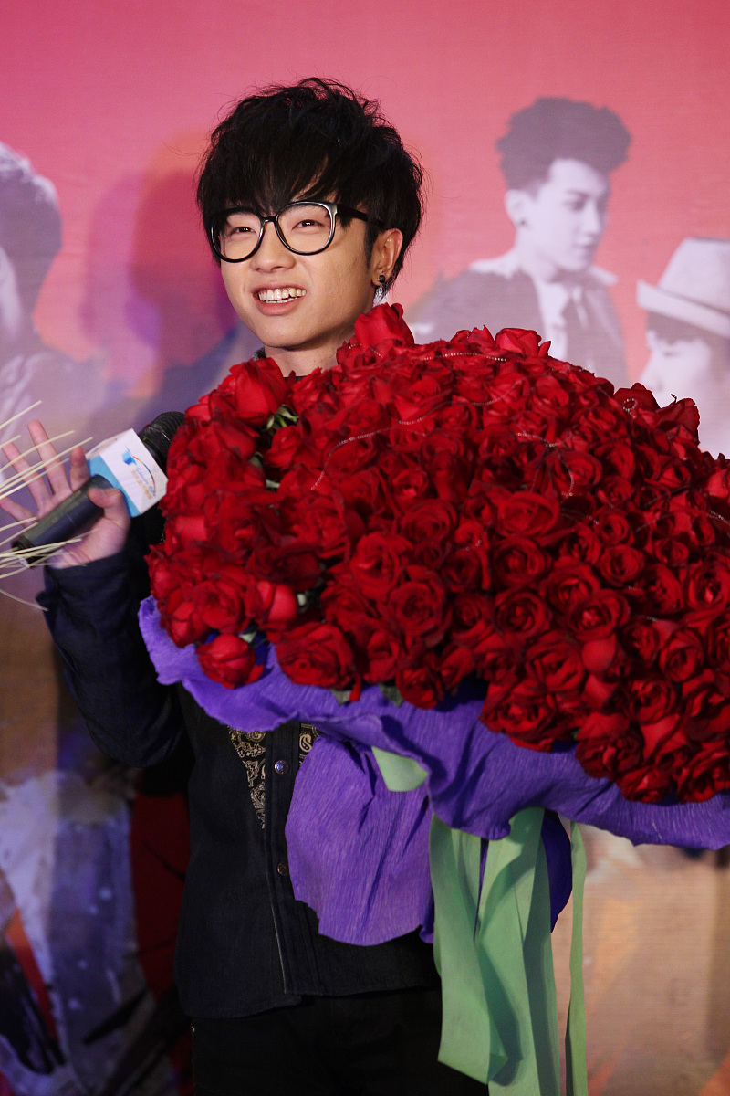 2013年10月13日,北京,2013年快乐男生北京签售会举行.***_***华晨宇 ,