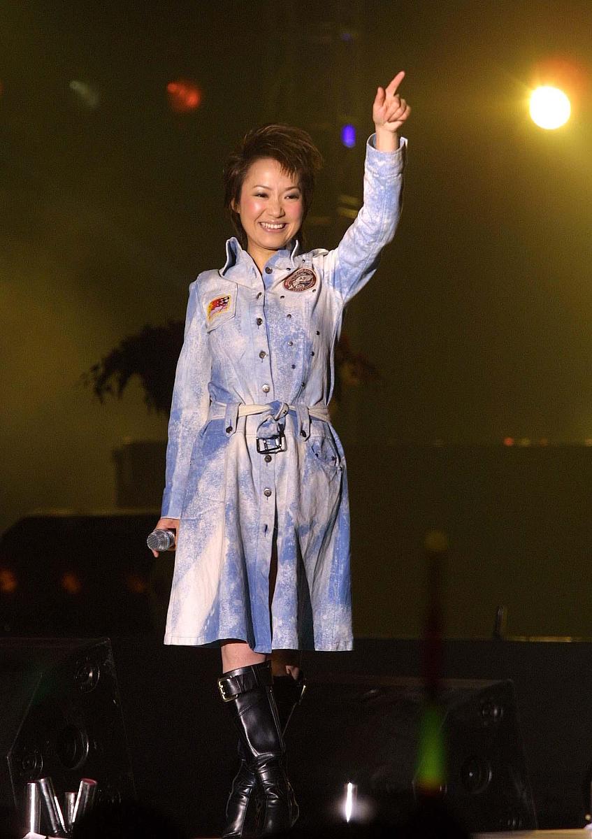 2003年12月16日晚,"首届中国原创歌曲奖颁奖盛典"在浙江绍兴举行. 周