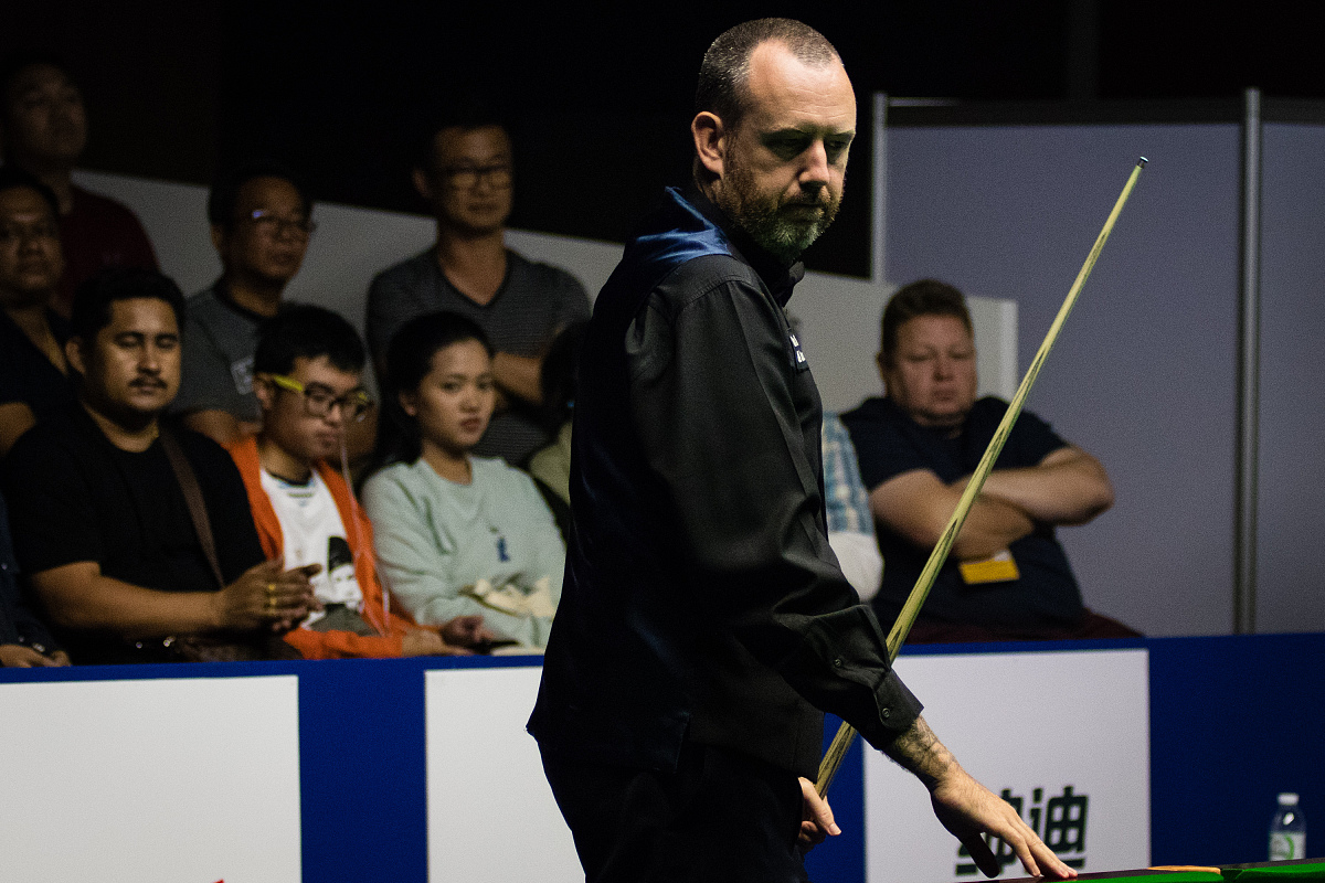 如何将50个蓝球和50个红球放入两个瓶子，使取出的红球概率最大？