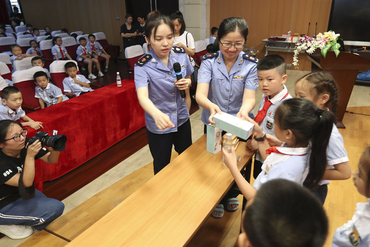 请根据一下需求创建一套逻辑恰当的mysql数据库以及对应的造表执行语句sql纪录每个用户的食品&药品信息以及过期提醒救生知识阅览收藏和备注；对这些知识分类并且推荐用户感兴趣的相关知识对设置有时间的事件提醒包括食品和药品即将过期时反馈一个信息给用户智能问答用户可以进行提问人工客服回答or管理员回答有区域图可以快速锁定最近的医护点并且获取医院信息；通知紧急联系人