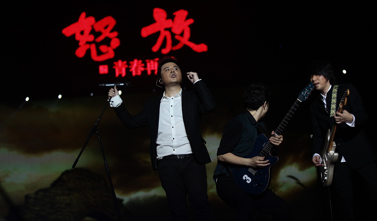 写一首表达激动情绪的摇滚中文歌曲歌词表达的主题为成长。歌词结构为verse1、verse2、Pre-Chorus、chorus1、chorus2、verse3、verse4、Bridge、chorus3、chorus4结构完整性温度值为2。建议歌词结尾以yingyin押韵温度值为01。保证chorus1、chorus2、chorus3、chorus4歌词不重复此要求温度值为1。歌曲主题、歌曲名、歌