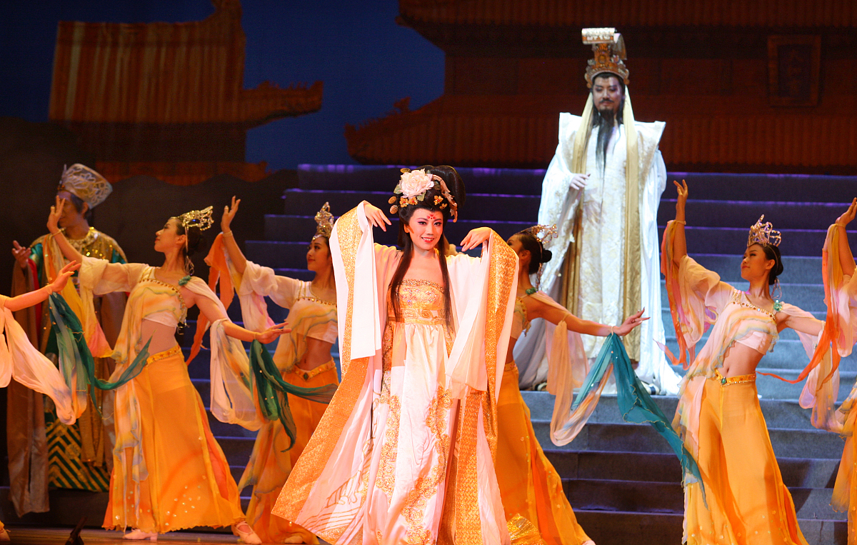 长恨歌写一故事在唐朝有一位名叫李白的诗人他有一位心爱的女子叫杨玉环。李白深深地爱着杨玉环但是杨玉环却是唐玄宗的宠妃他们之间的爱情注定是不被允许的。杨玉环在宫中过着奢华的生活但是她内心却感到空虚和寂寞。她常常偷偷地去找李白两人在一起的时候都感到非常幸福。但是这种幸福很快就被打破了。唐玄宗得知了杨玉环和李白的关系他非常生气命令将杨玉环软禁起来并将李白流放到了远方。杨玉环在宫中度过了漫长的岁月她的心情越