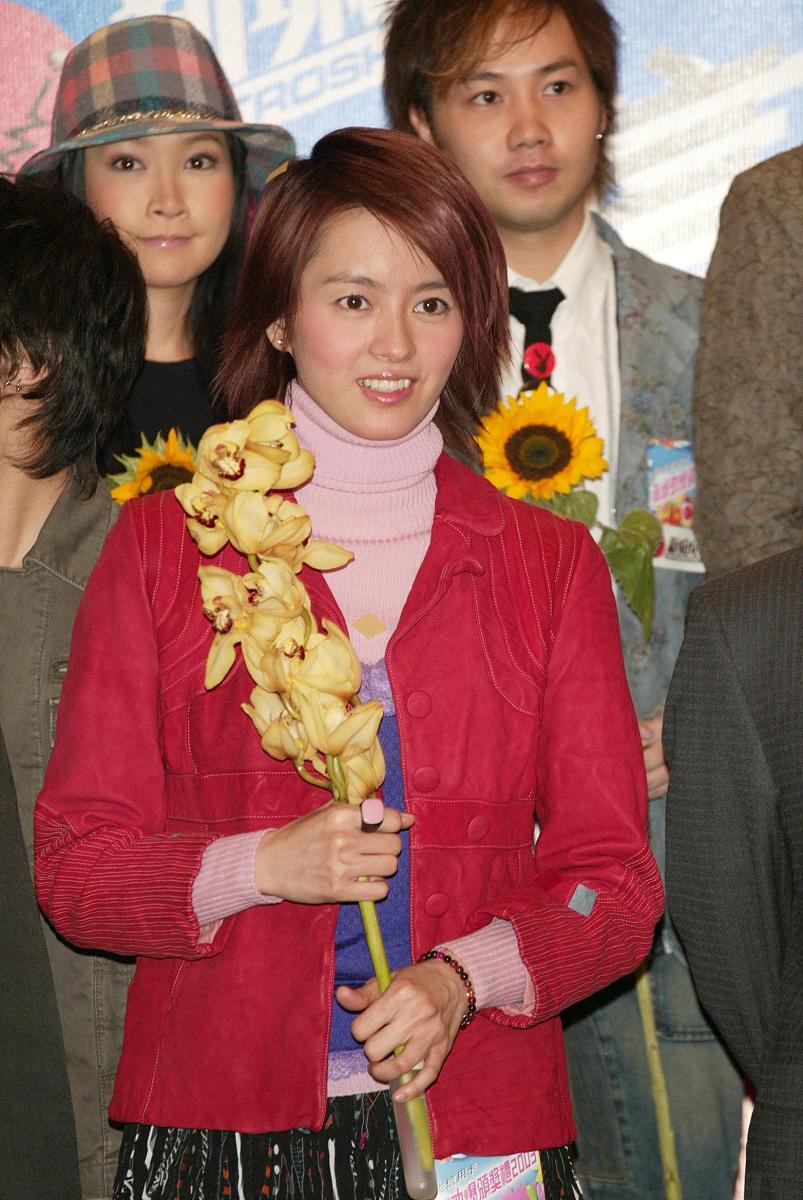 梁咏琪. 2003年12月1日,新城娱乐台在香港举办"2003新城劲爆颁奖礼"的