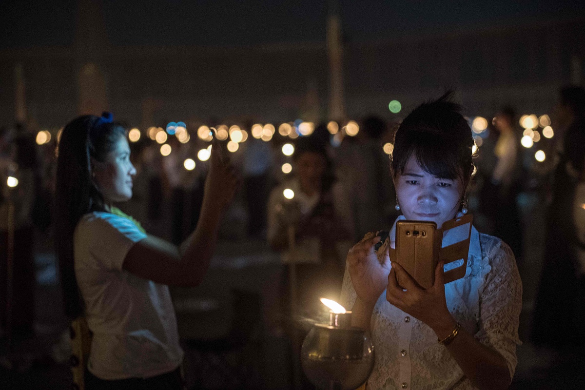 当地时间2018年3月1日,泰国曼谷,上千僧侣和佛教信徒聚集法身寺祈祷,