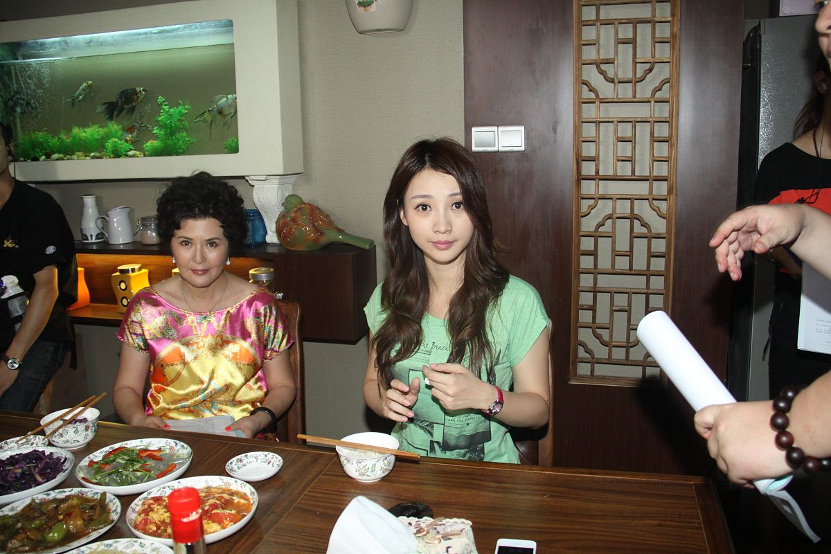 2012年08月09日,北京,电视剧《咱们结婚吧》正在某别墅区热拍. +++_++