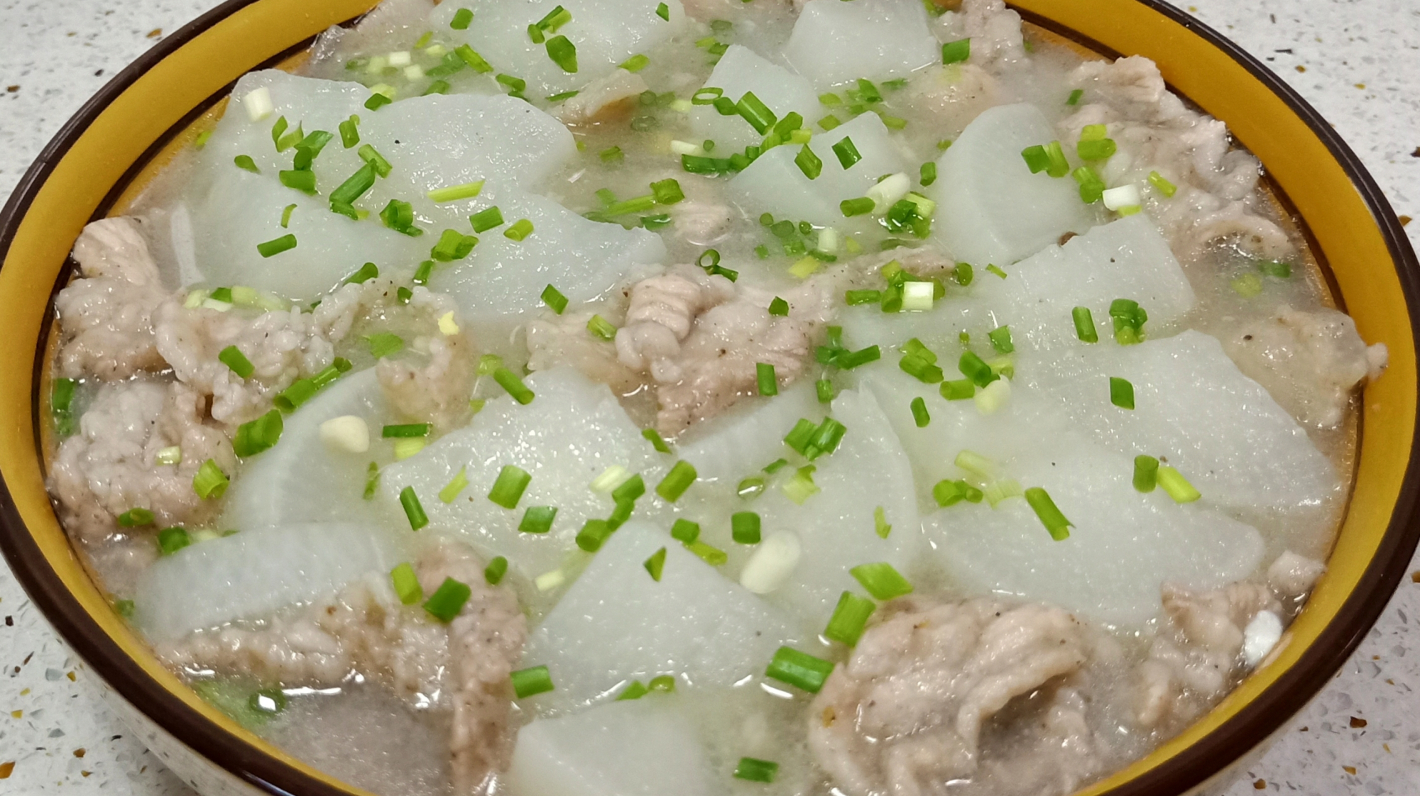 在家简单一做,一道看着流口水的滑肉汤美味极了,小时候的味道