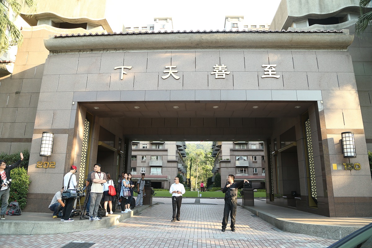 2015年10月13日,台北,许纯美现身控诉被丈夫抛弃.***_***