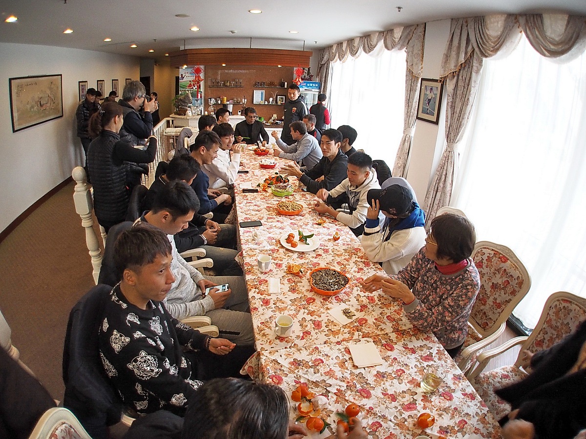 敬启者：

今日，因一位病人康复，我谨邀诸位光临吾庐，共享一顿晚餐。诚望诸位能抽空前来，共同庆祝这喜乐之事。敝人将会准备各式佳肴，热情款待贵宾。期待着您的光临。

日期：星期三

时间：晚上七点

地点：吾庐

谨此邀请，

敬礼！


将上述文字的语病修改掉,将地点修改为 双流广场火锅店