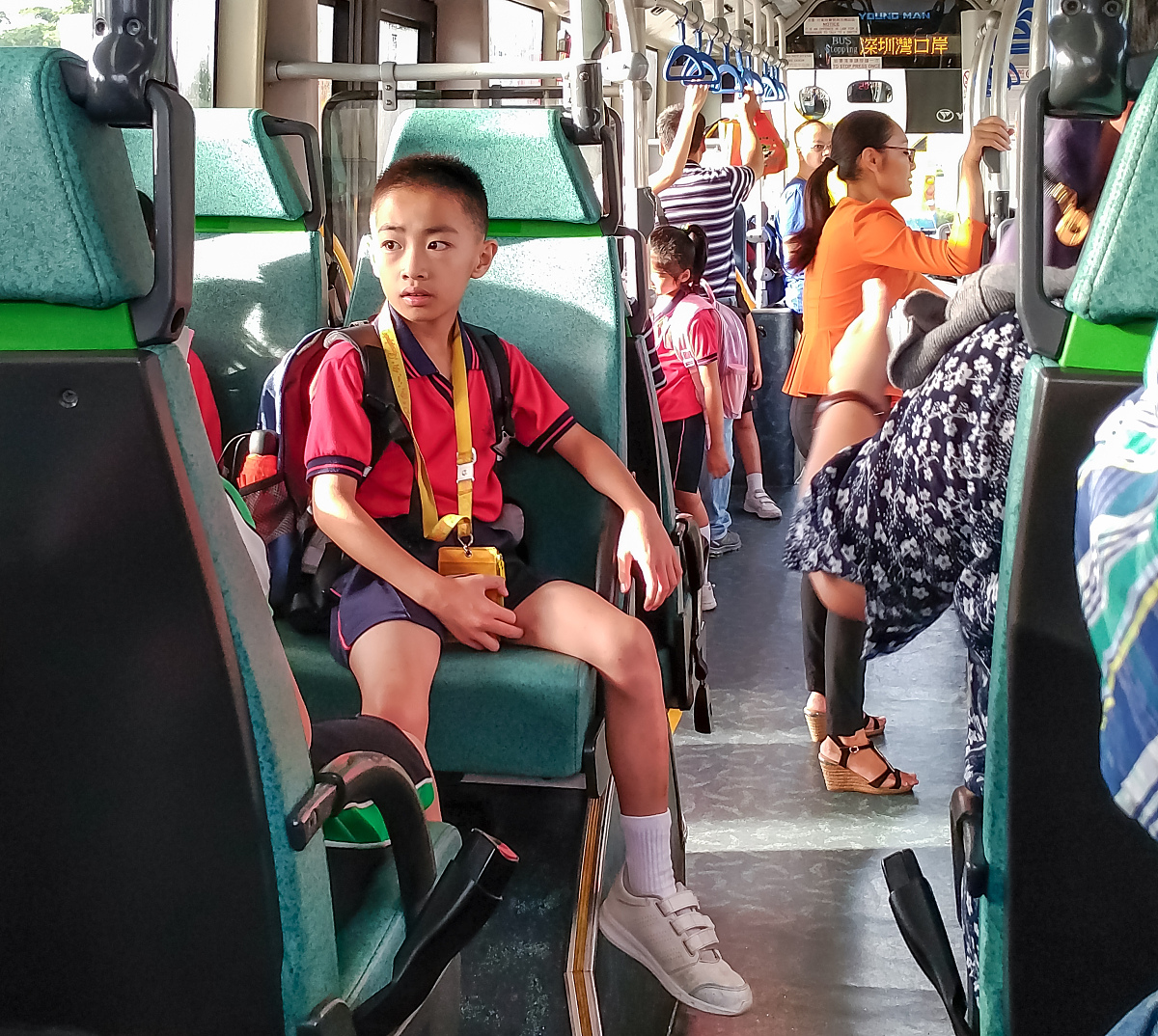 公交车晃动，意外与陌生女子亲密接触，我该如何处理？