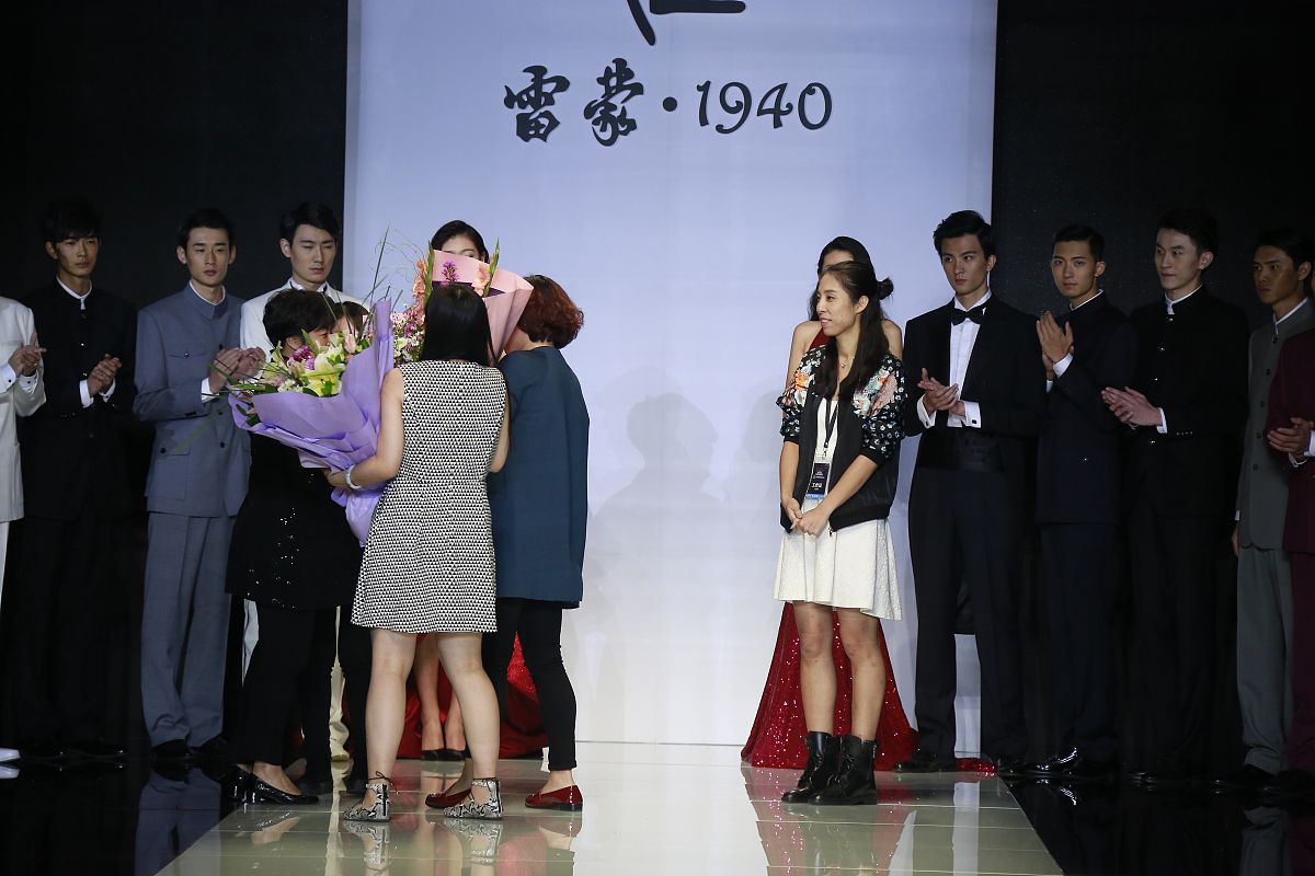 公司精英齐聚桂林简短朋友圈文案