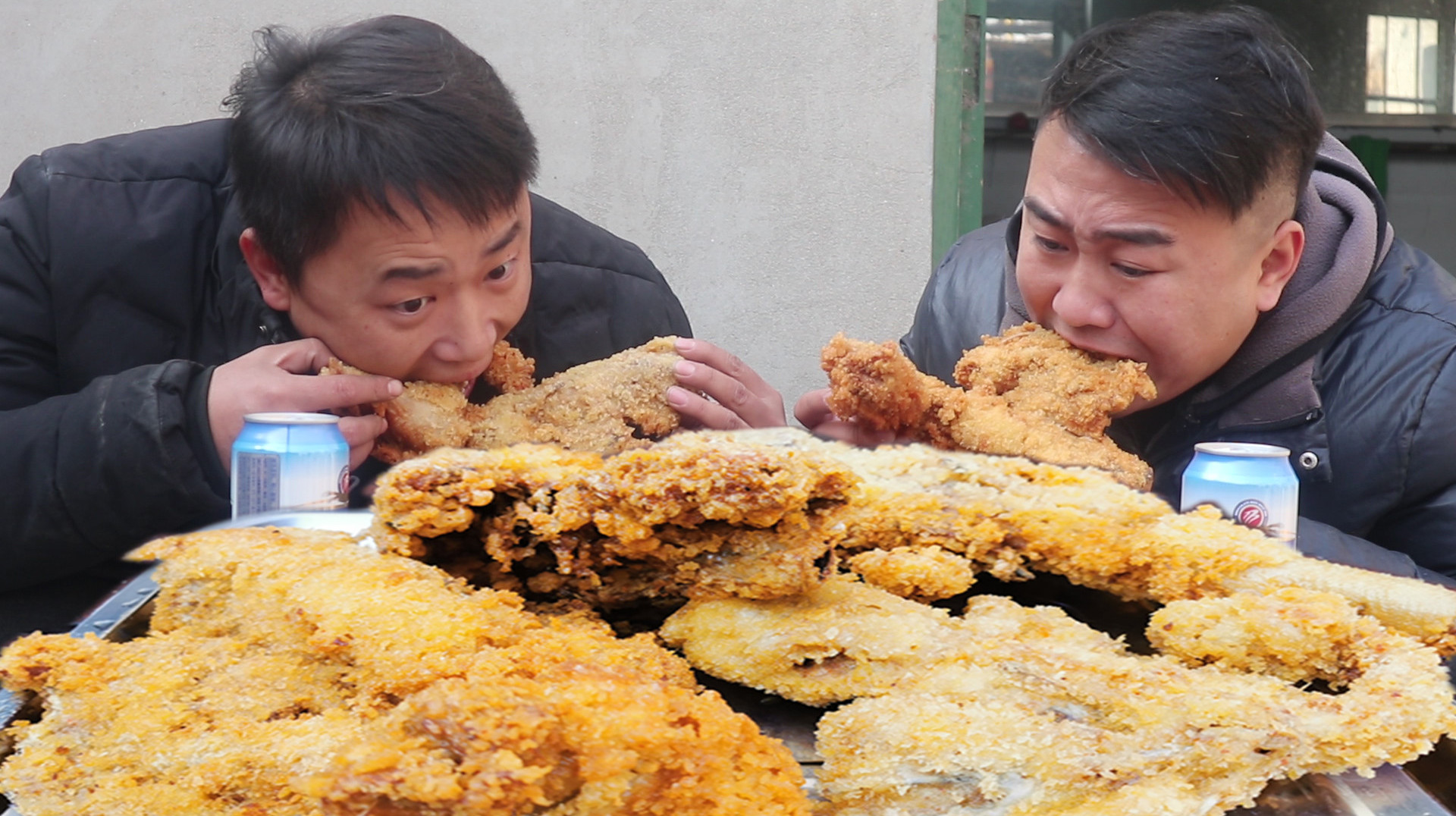 鸡架子这样做,鲜嫩酥脆,搭上秘制配料,味道一绝,玩爆街边小吃