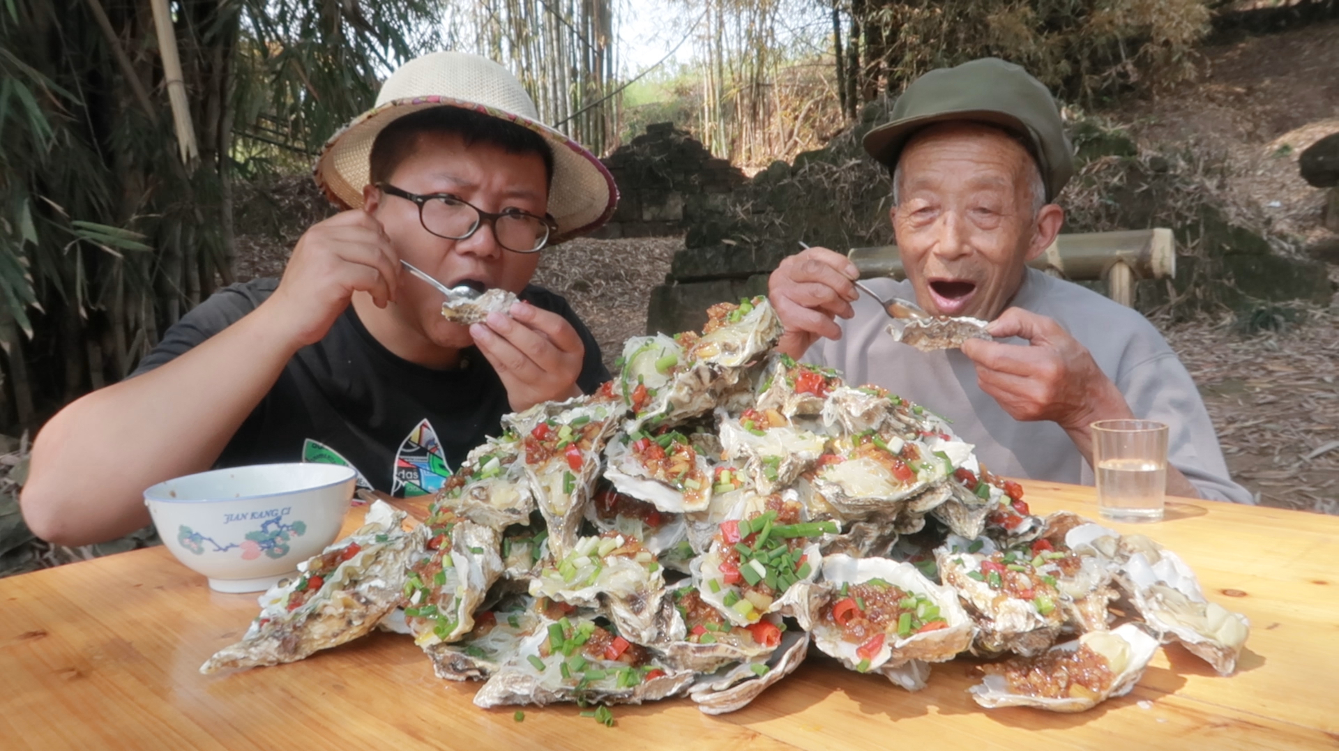 200元买12斤生蚝,做“蒜蓉生蚝”个个饱满多汁,一口一个太爽了
