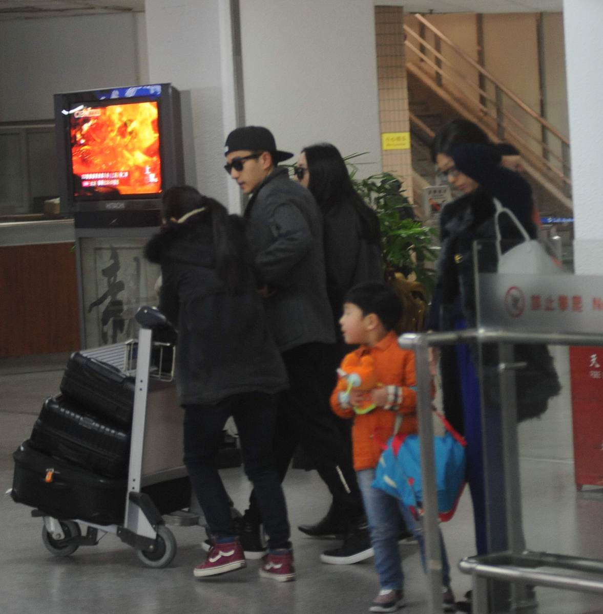 起个博人眼球的标题。刘恺威谈及小糯米时落泪称自己再婚也不会委屈她并夸赞女朋友