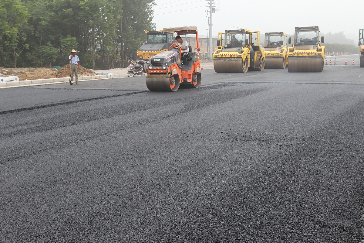 请围绕公路工程施工中沥青混凝土施工技术运用策略之完善沥青混凝土工程管理体系展开创作 请围绕公路工程施工中沥青混凝土施工技术运用策略之完善沥青混凝土工程管理体系展开创作