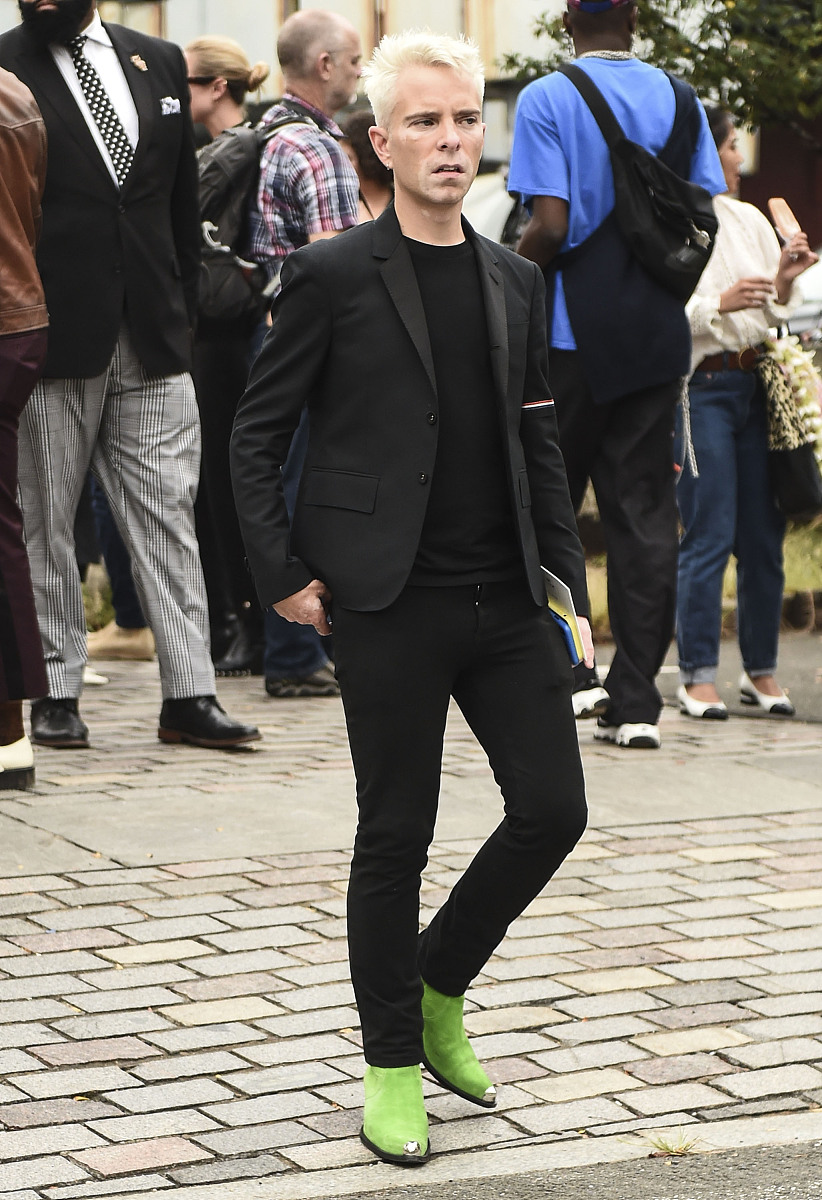 具体描写一个银发的美少年