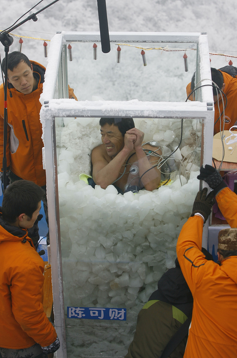 ***_***(湖北武汉媒体严禁下载)2011年1月2日,湖南省张家界市天门山顶