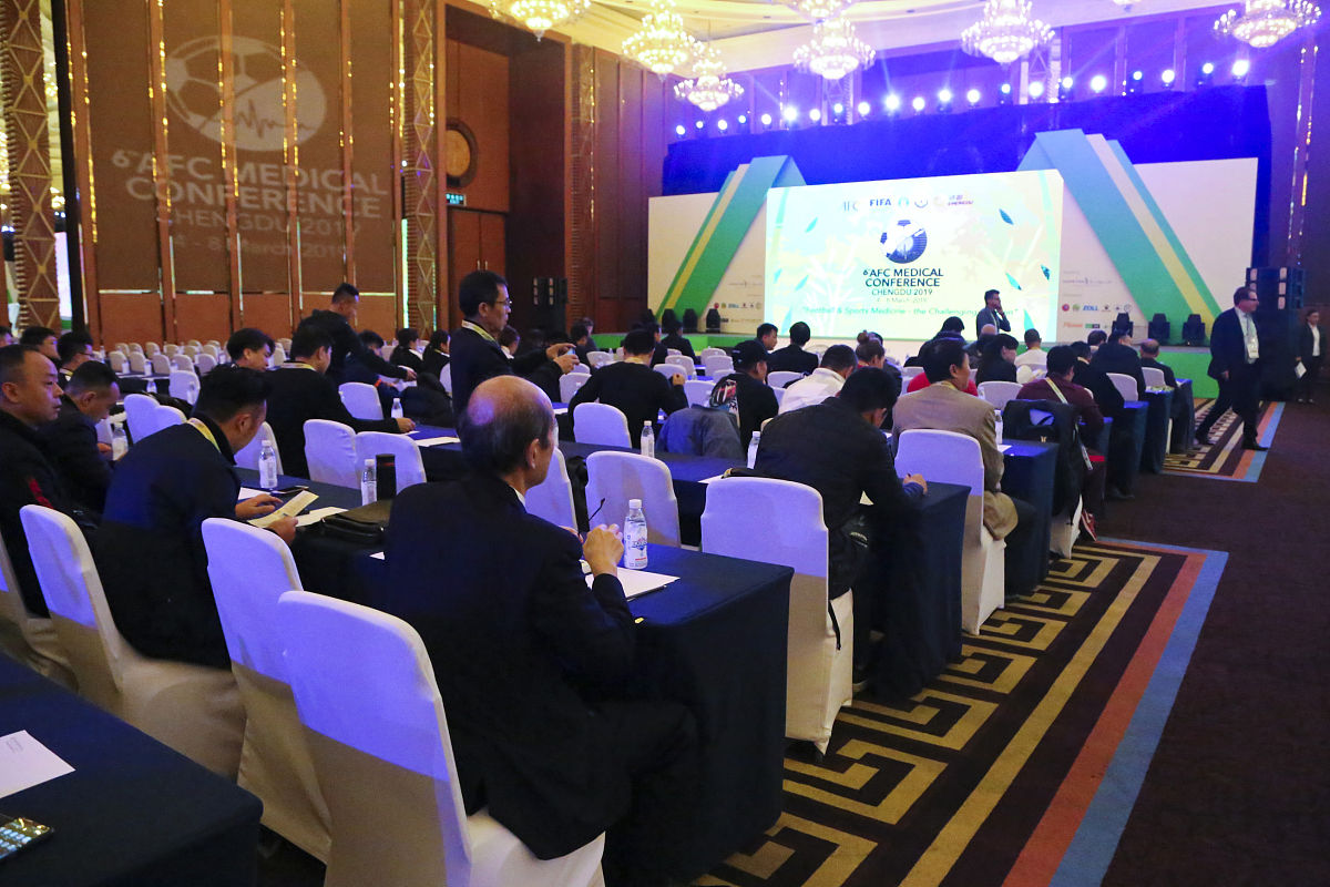 你是一家上市医药公司的市场部负责人主攻学术方面公司计划召开一场一季度的营销会议会议晚宴由你主持请以俏皮幽默大方得体的风格编辑一段不少于200字的主持开场词。