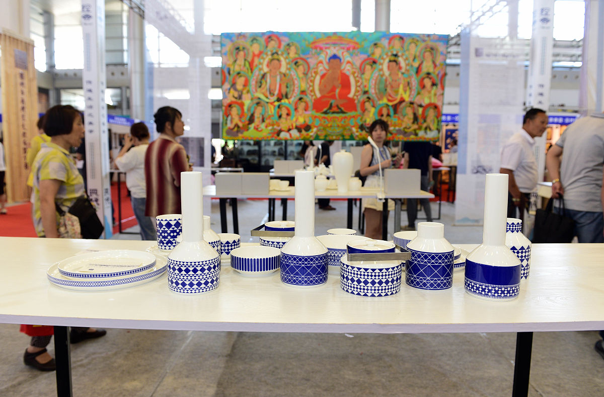 2018年6月15日,江苏扬州,展会上市民观看展览,玉器,漆器,瓷器等展品吸