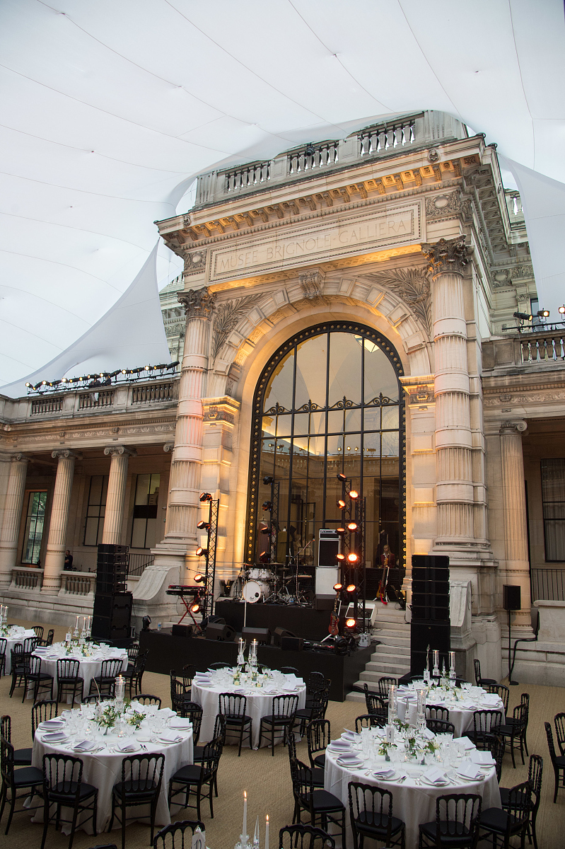 帮我做一下这道题82 Drogheria della RosaWith tables placed under Bologna