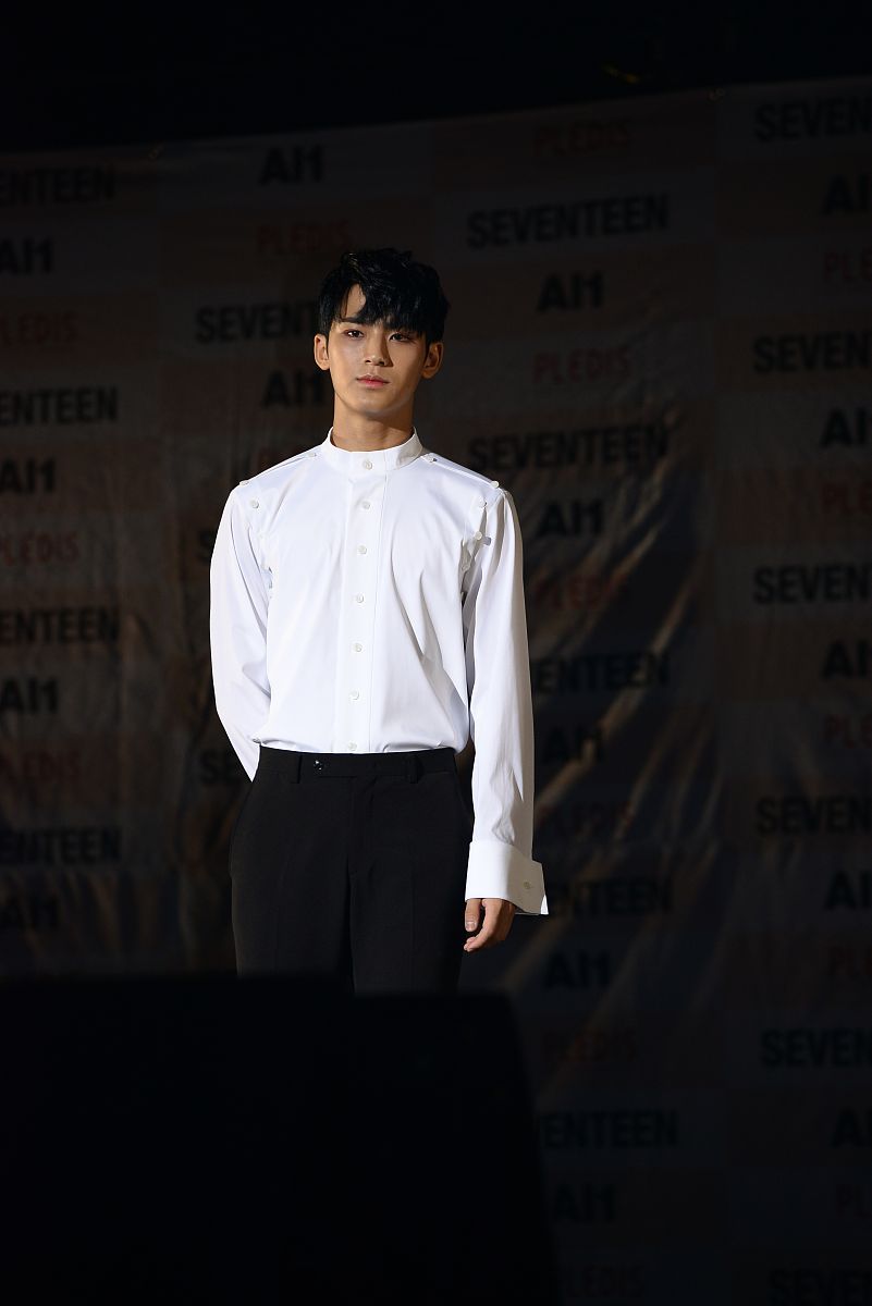 男团seventeen在举行了新专辑《al1》showcase.在当天showcase最后,se