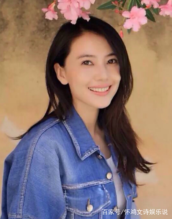 高圆圆可以说是女神级别的人物,而且她在穿衣上真的是超级有时尚感了,T恤+香芋衣尽显高级感,为什么是香芋衣呢?因为她这件外套的颜色正好和香芋的颜色是一样的,所以就给人一种她穿了香芋衣的既视感呀。 看来高圆圆把T恤+香芋衣穿火了,简单又时尚,配奶奶包更抢镜。为什么是奶奶包呢?因为这个包包无论是外观设计还是从款式来看都有点过时了,就和奶奶那个年代的人挎着的包包一样,所以就叫奶奶包。 不得不说这次的高圆圆真的是美出了新高度呀。 高圆圆多种风格的衣服似乎都能驾驭好,而且她整个人也女神范